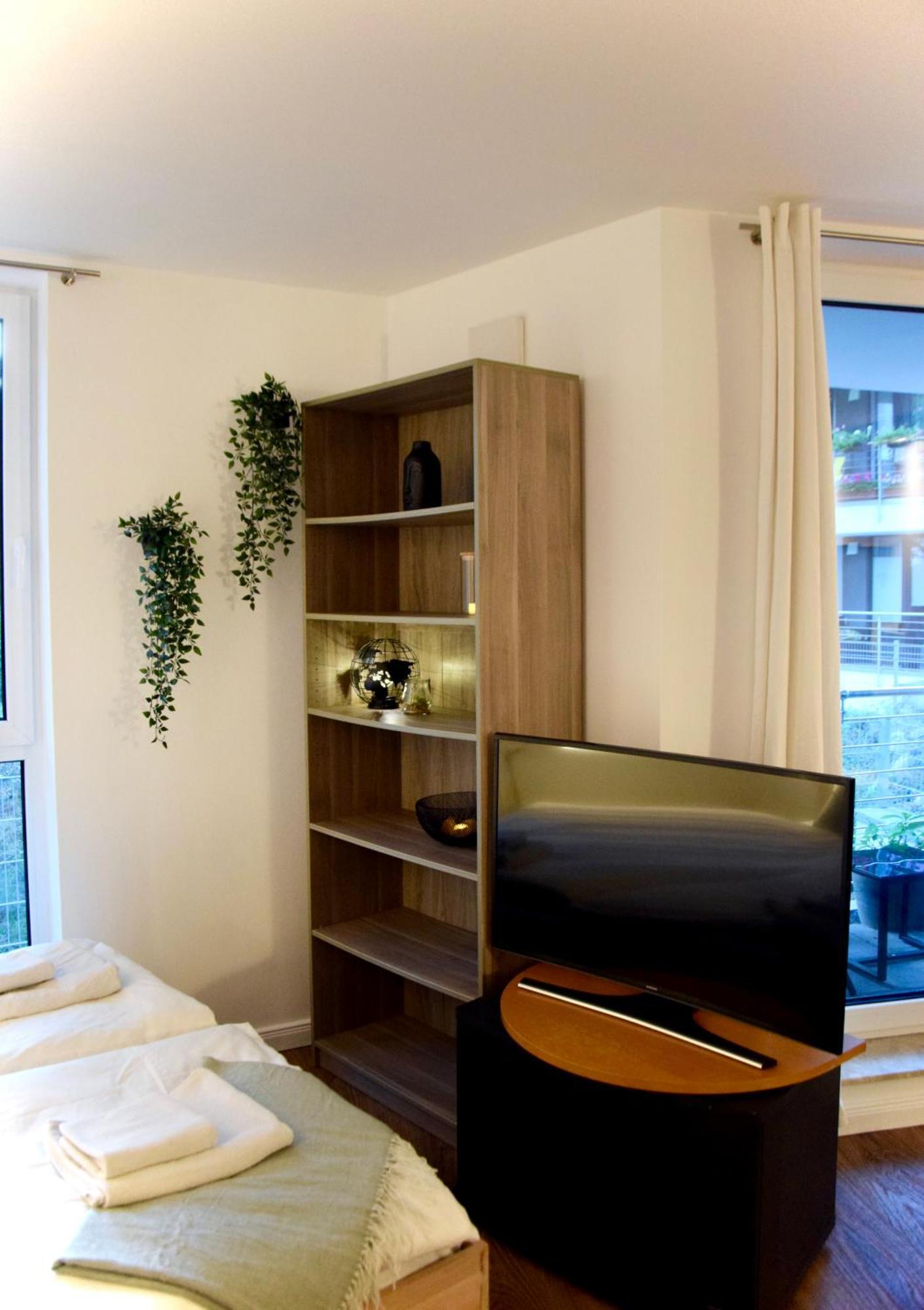 Stilvolle Wohnung Mit Balkon & Parkplatz روستوك المظهر الخارجي الصورة